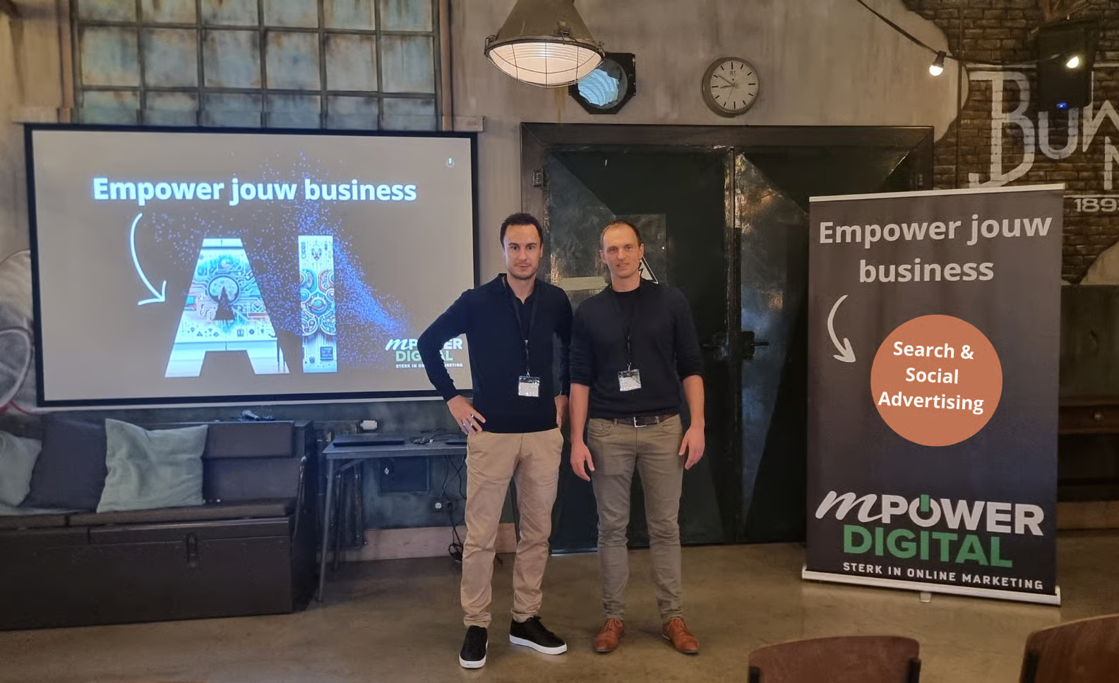 Het team van mPower Digital tijdens een presentatie